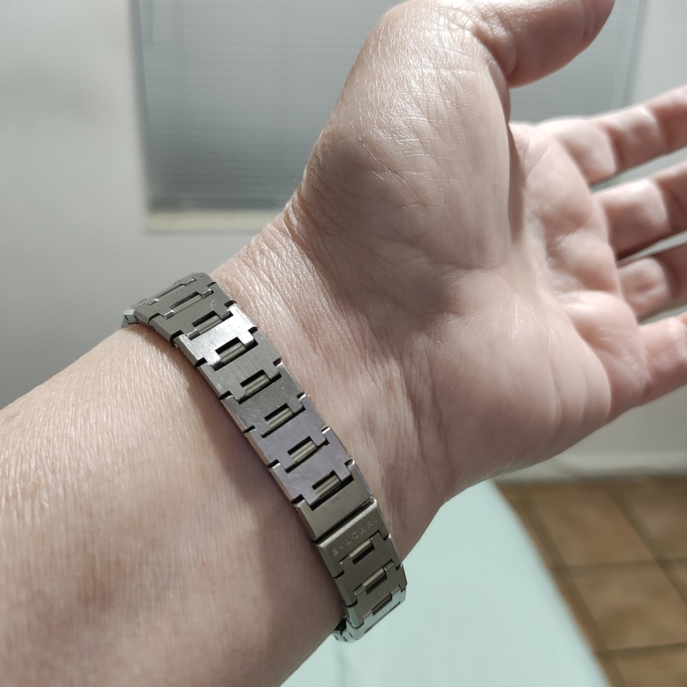 Elegant Bulgari Zero Women's watch with a sleek Black Dial. 100% Original! - Picture 14 of 15